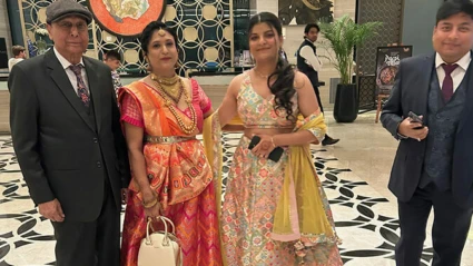 fyra festklädda människor