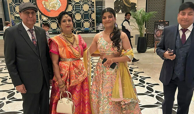 fyra festklädda människor