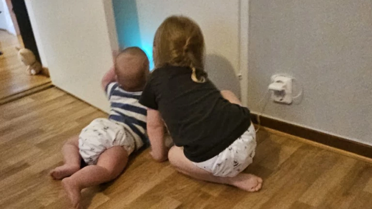 Två syskon med varsin tygblöja