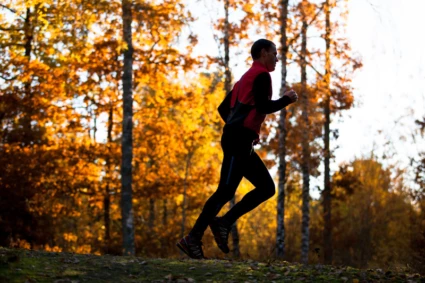 En person som springer i en skog