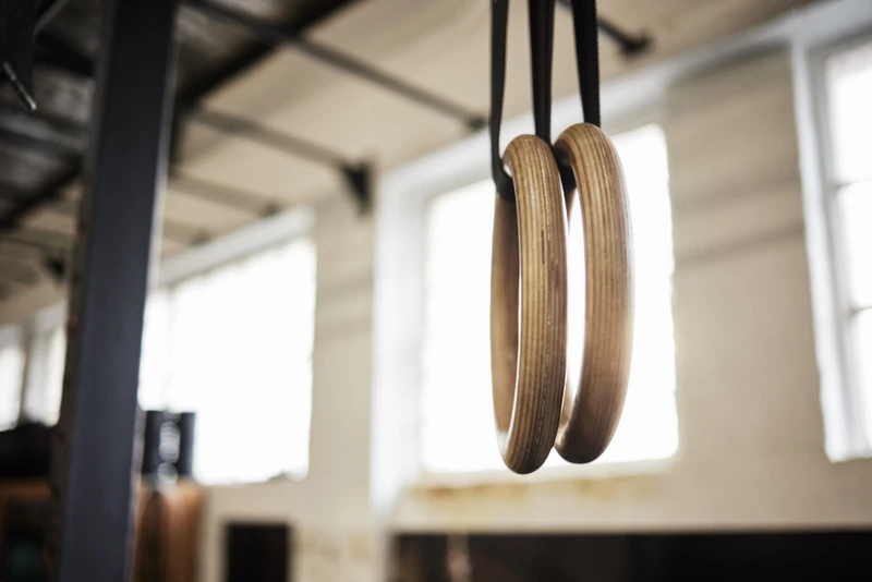 Romerska ringar i en gymnastiksal