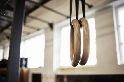 Romerska ringar i en gymnastiksal