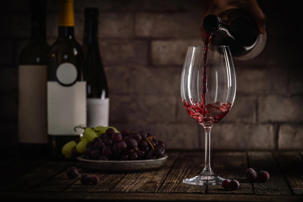 Hälla upp rött vin i ett glas