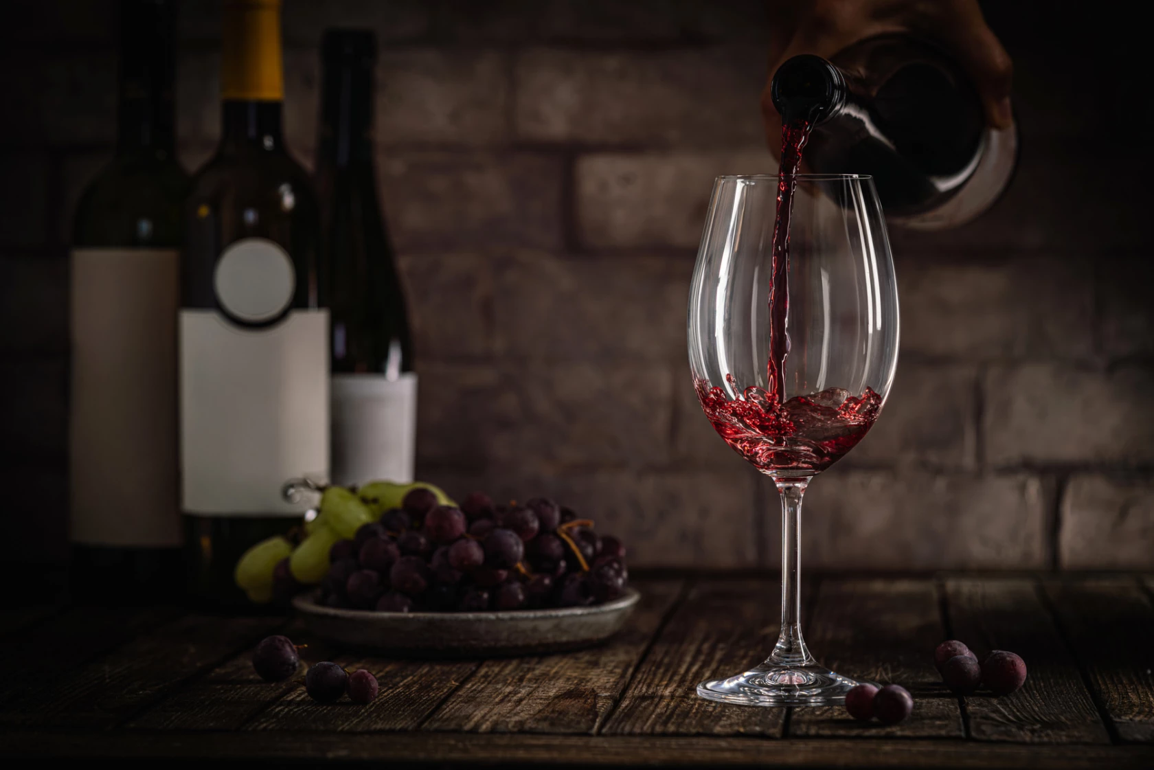 Hälla upp rött vin i ett glas