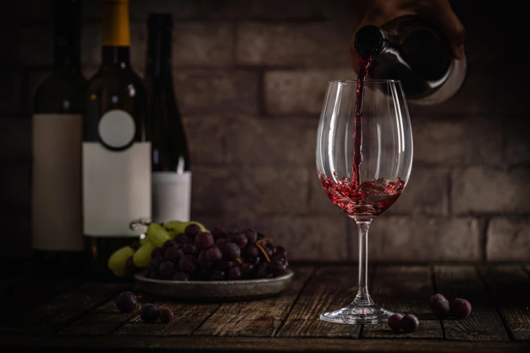 Hälla upp rött vin i ett glas