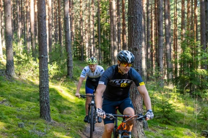 Cyklist i skogen