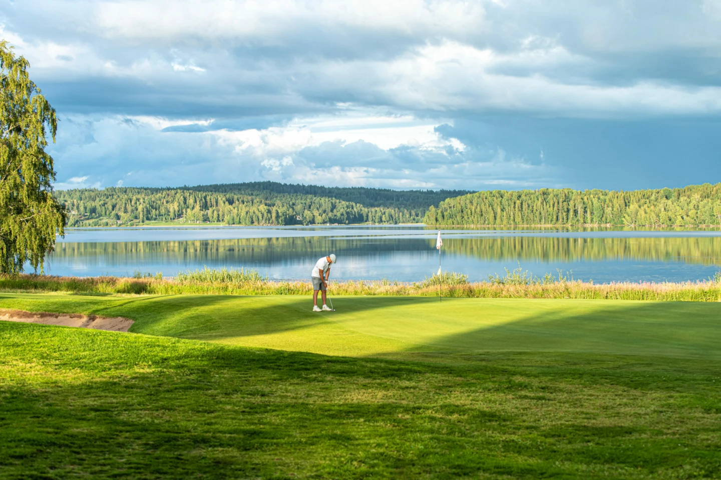 En golfspelare på en golfbana en sommardag