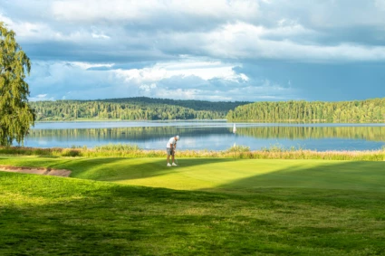 En golfspelare på en golfbana en sommardag