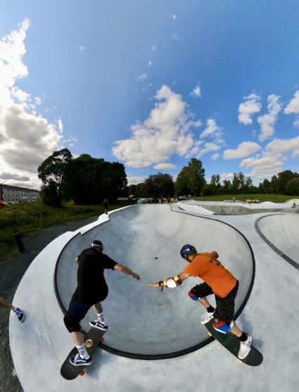 Två skateboardåkare