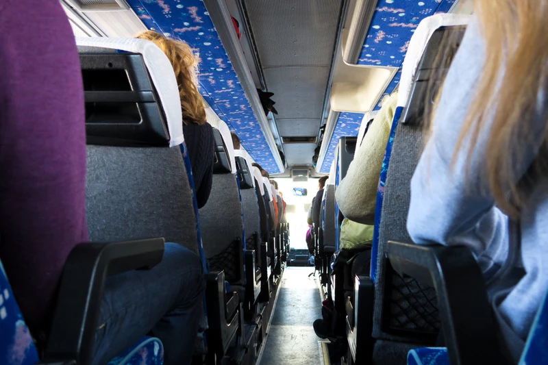 Stolar och gång i en buss