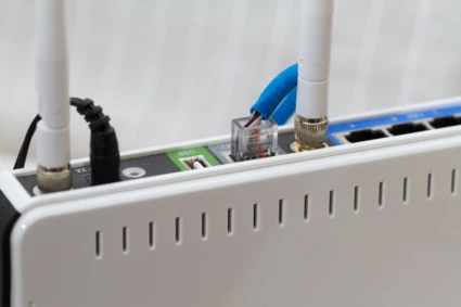 bredbandsrouter med kablar