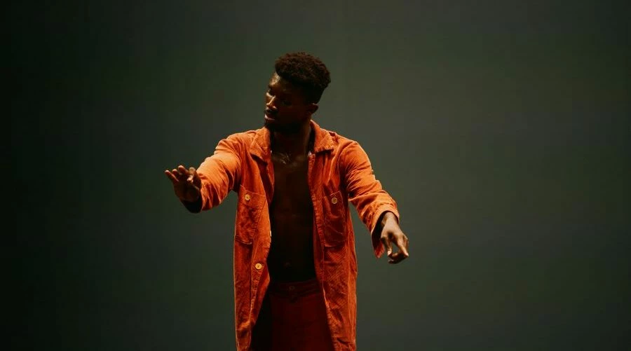 Foto av en man på en scen