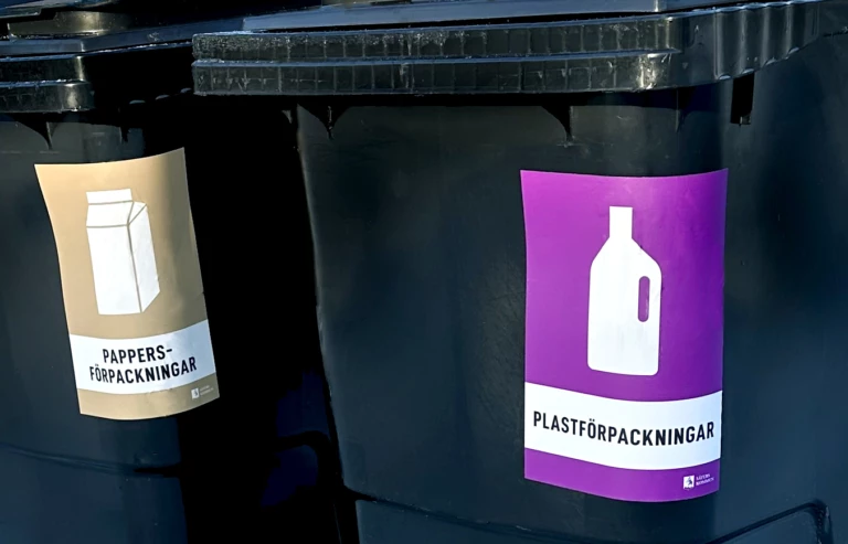 sopkärl med dekaler för att slänga papper- och plastförpackningar