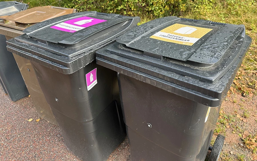 sopkärl som står ute vid en väg