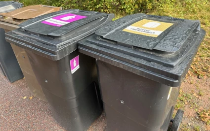 sopkärl som står ute vid en väg