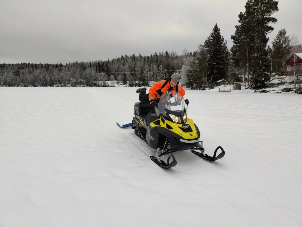 Skoter i snön som drar skidspår
