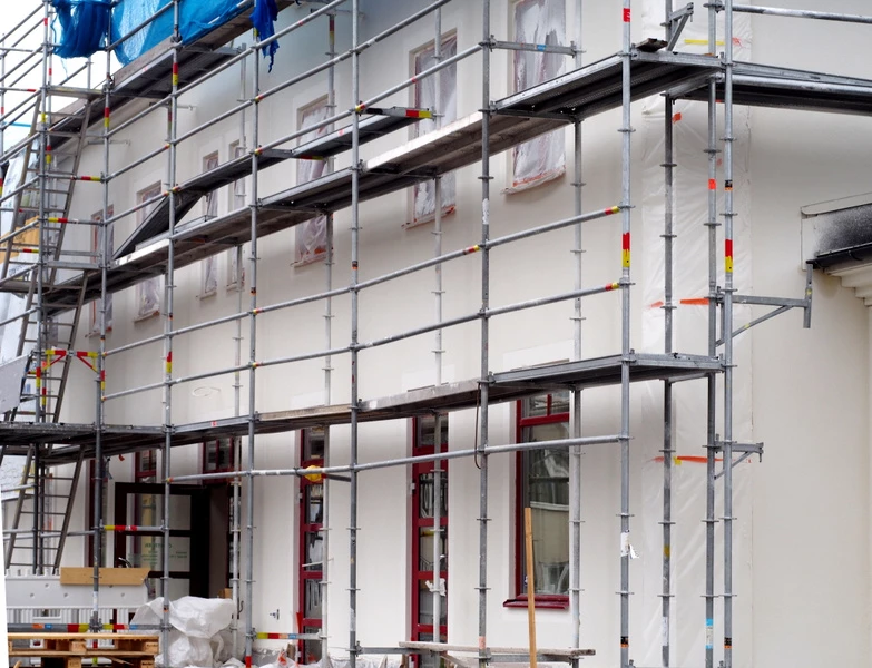 hus med byggställning