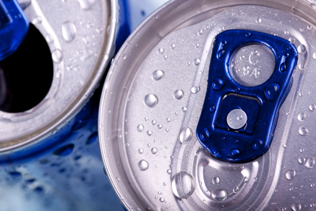 Energidryck med is ovanifrån