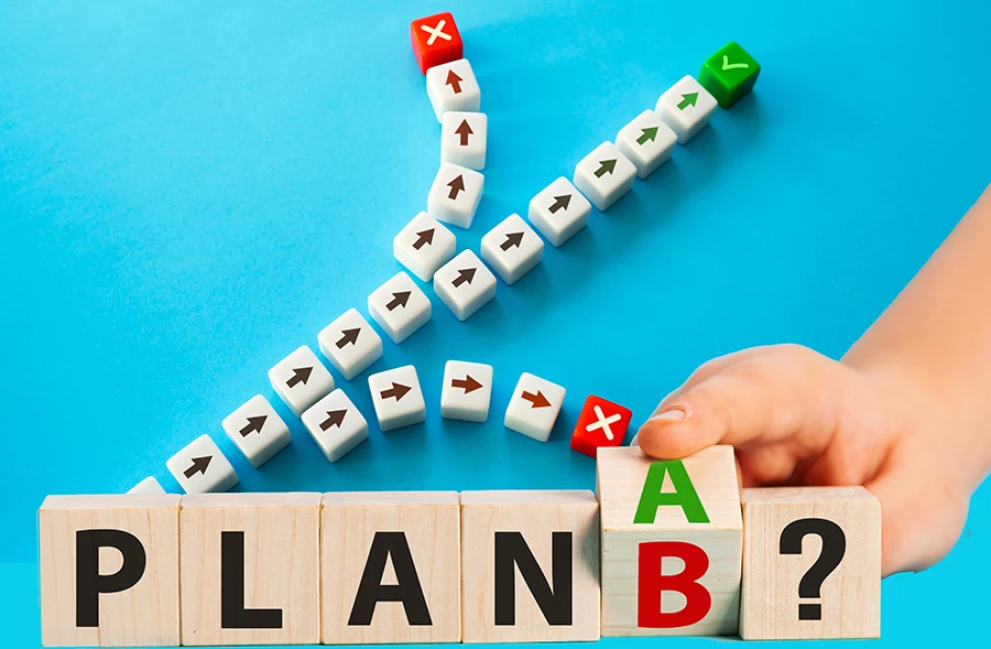 Tärningar med pilar på, klossar med bokstäver och en hand som vänder på en kloss