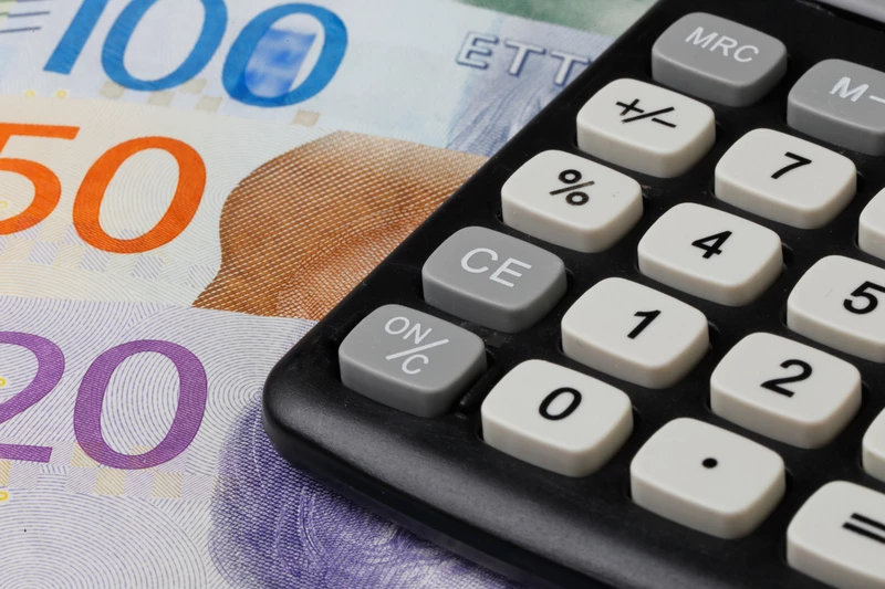 Pengar och miniräknare.