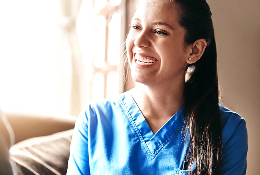 Närbild på en ung kvinna i blå tröja.