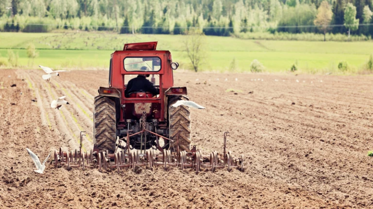 Traktor på åker