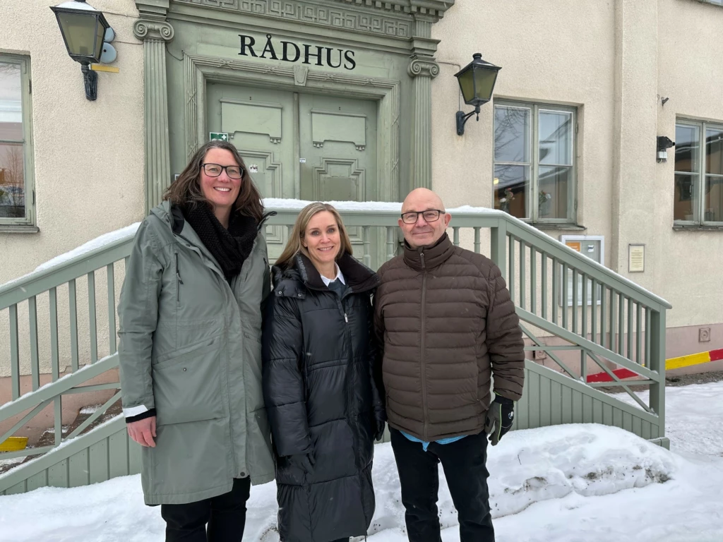 Karin Frejd, Malin Lilja Altörn och Mats Nilsson framför trappan till Rådhuset.