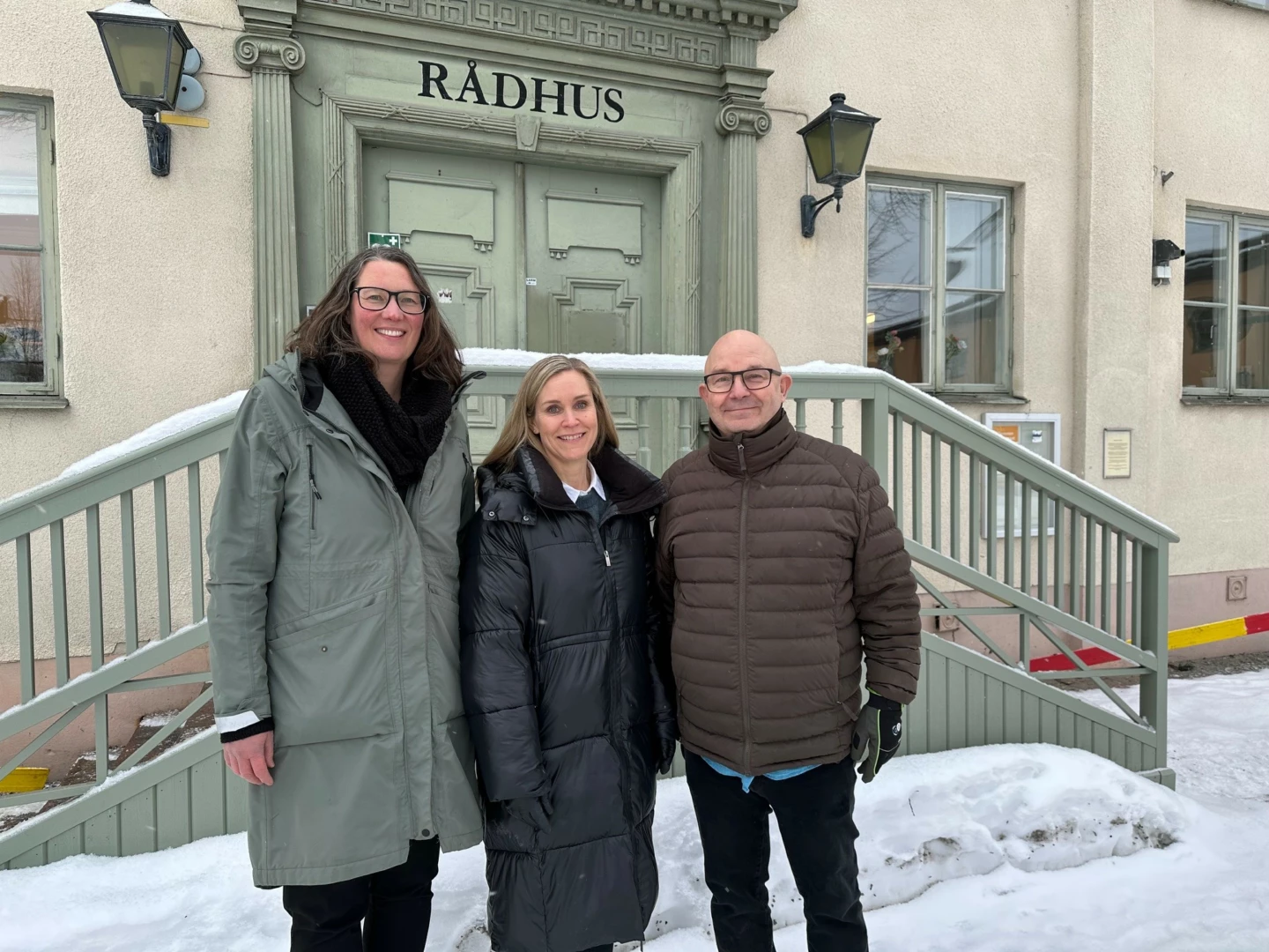 Karin Frejd, Malin Lilja Altörn och Mats Nilsson framför trappan till Rådhuset.