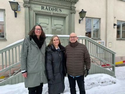 Karin Frejd, Malin Lilja Altörn och Mats Nilsson framför trappan till Rådhuset.