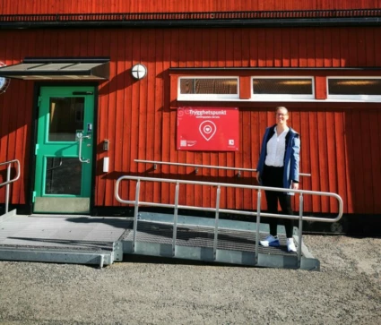 Karin Fredj framför Trygghetspunkten i Enbacka