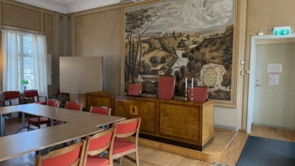 Sammanträdesrummet fullmäktigesalen med tavla över Säter.