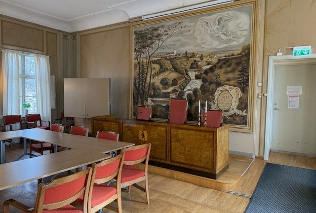 Sammanträdesrummet fullmäktigesalen med tavla över Säter.