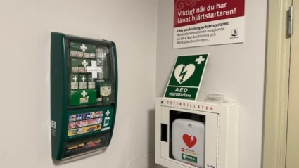 Hjärtstartare i entrén.