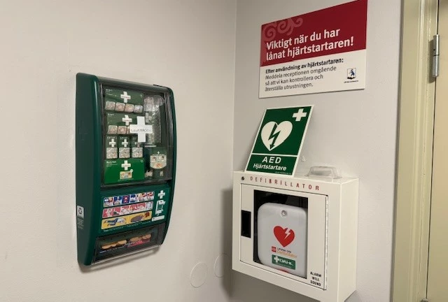 Hjärtstartare i entrén.