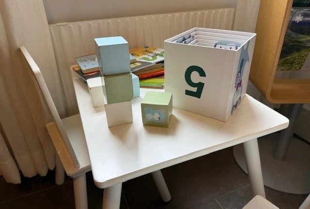 Lekhörna med bord, stolar, böcker och klossar.