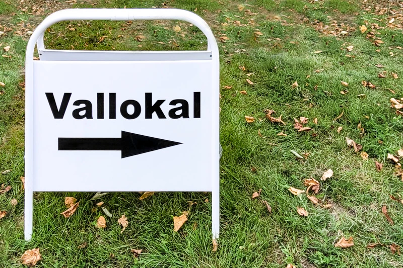 En liten skylt står i gräset och där det står Vallokal.