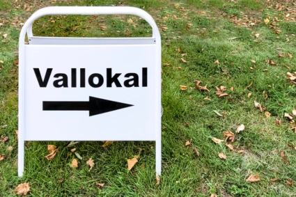 En liten skylt står i gräset och där det står Vallokal.