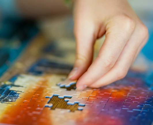 hand lägger pussel