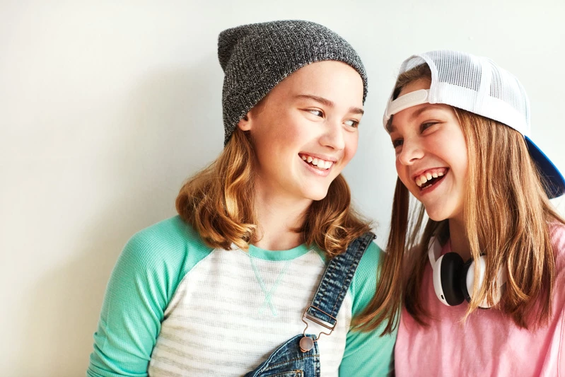 två barn som skrattar