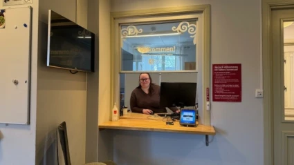 Reception med leende personal som tar emot.