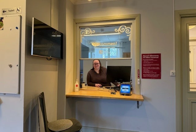 Reception med leende personal som tar emot.