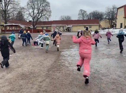 Barn som springer på en skolgård