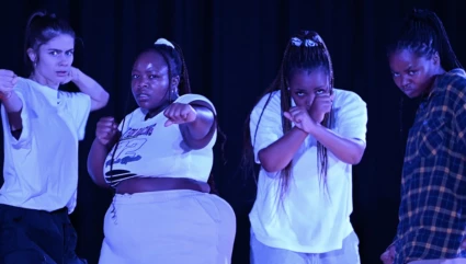 Scenisk bild på 4 tjejer med kraftfulla ansiktsuttryck.