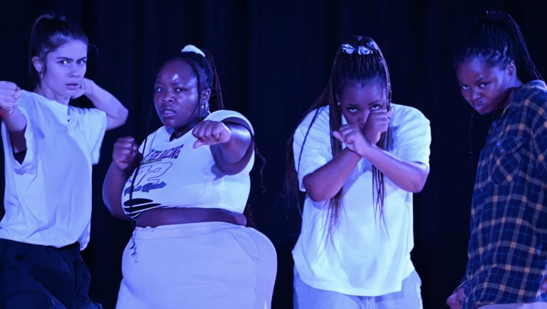 Scenisk bild på 4 tjejer med kraftfulla ansiktsuttryck.