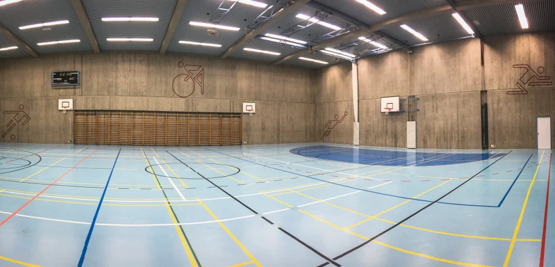 Sporthall med blått golv