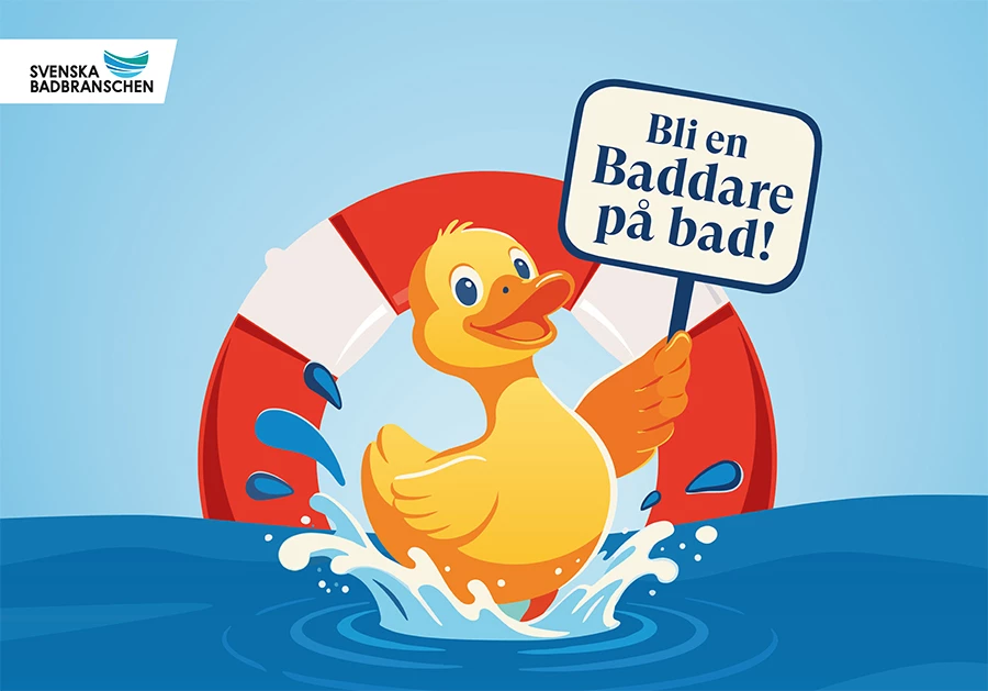 Badanka med livboj som håller upp skylt med texten "Bli en baddare på bad!"