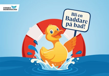 Badanka med livboj som håller upp skylt med texten "Bli en baddare på bad!"