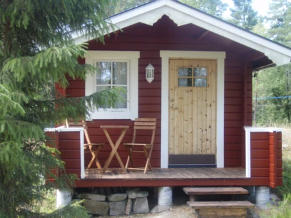 Fristående mindre bostadshus på villatomt, till exempel attefallshus, i bostadsmiljö med trädgård.