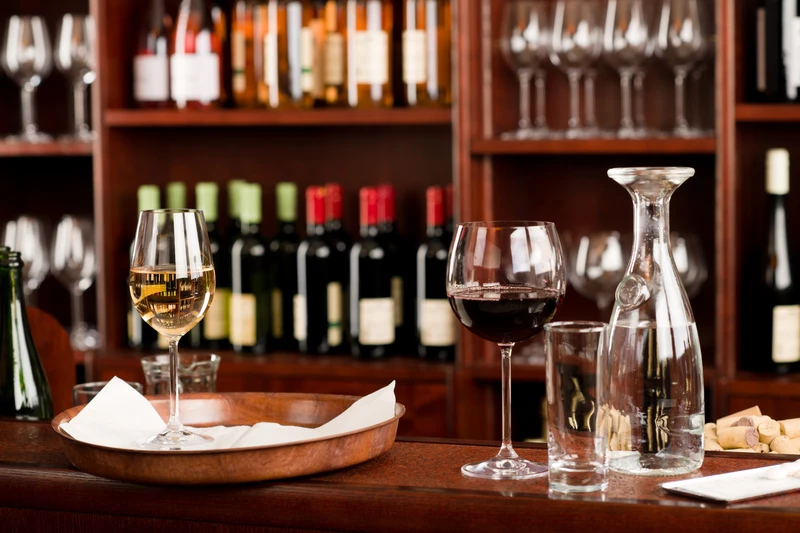 en vinbar med två vinglas och en karaff