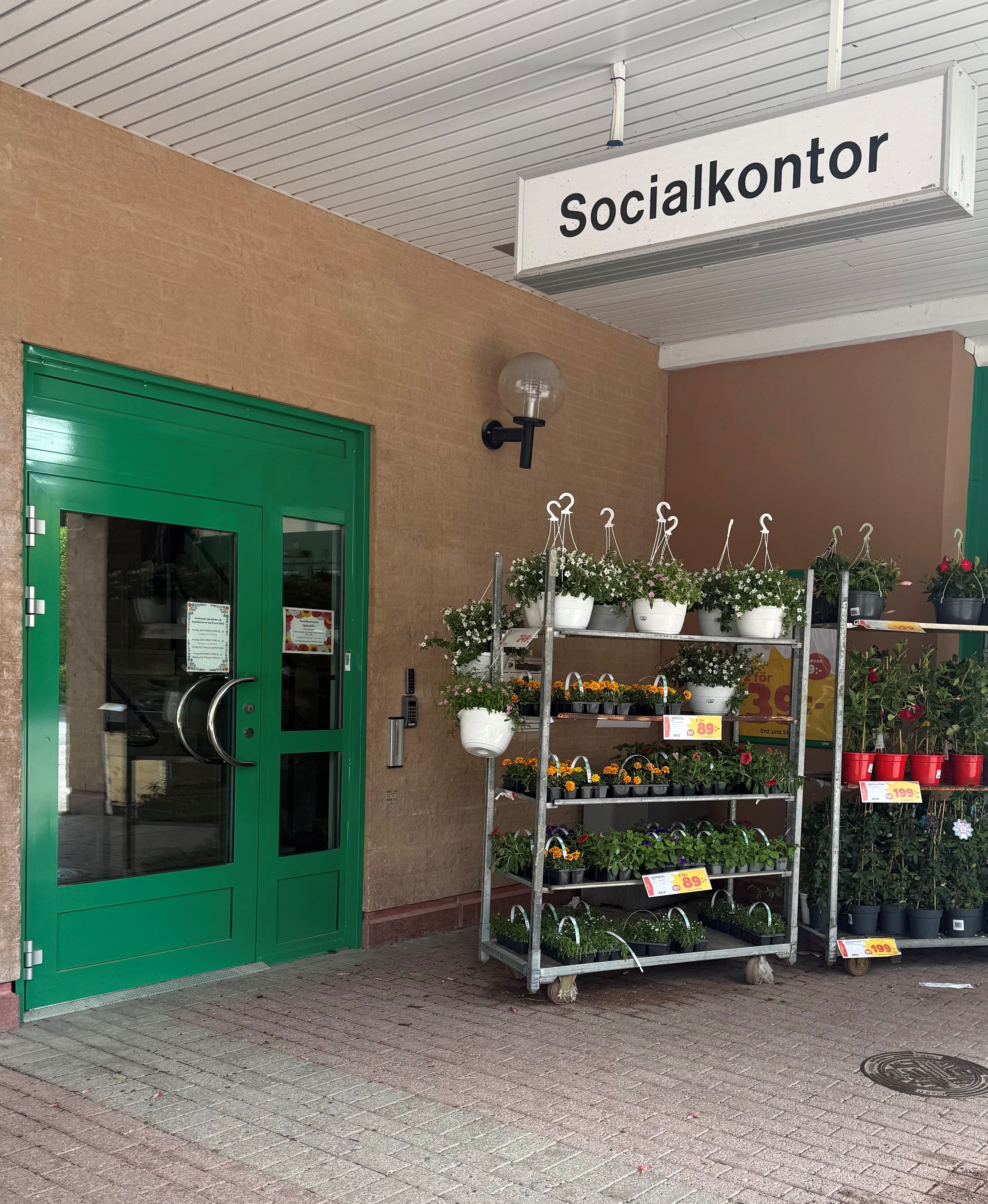 Bild p&aring; Socialkontorets ing&aring;ng med tillh&ouml;rande skylt.